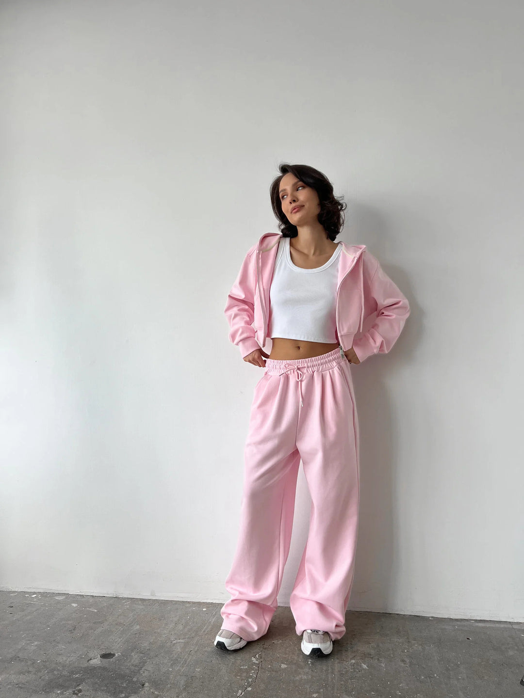 Kvinnens cropped hettegenser og løse joggebukser i minimalistisk design