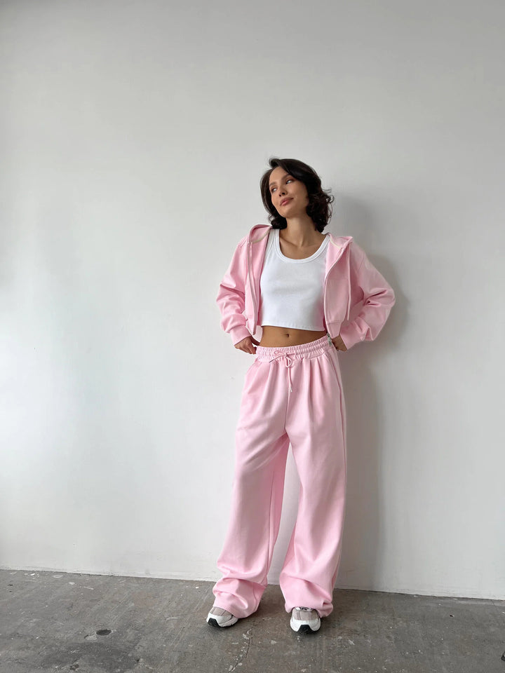 Kvinnens cropped hettegenser og løse joggebukser i minimalistisk design