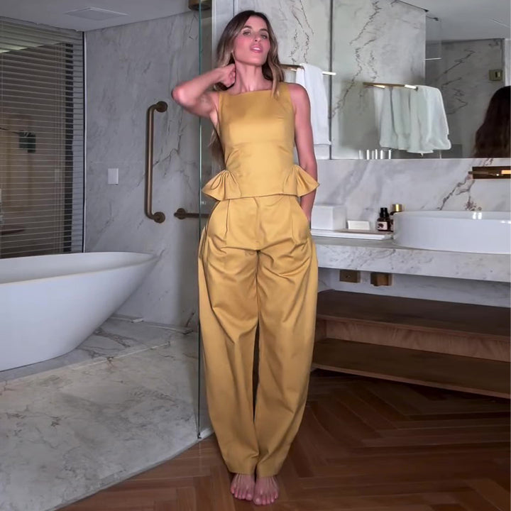 Kvinnes Elegant Jumpsuit med Peplum Detalj og Bred Ben