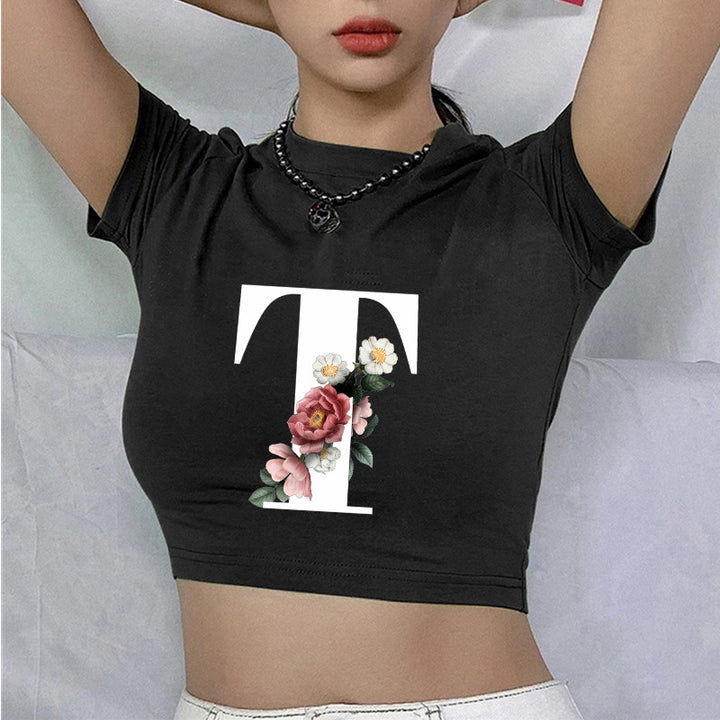 Dame cropped T-skjorte med blomstrede initialdesign Skjora